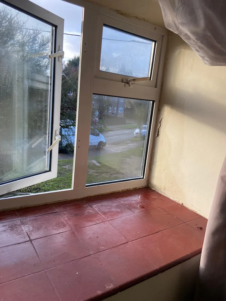 The same window recess after mould treatment, with clean wall, ceiling and tiled sill